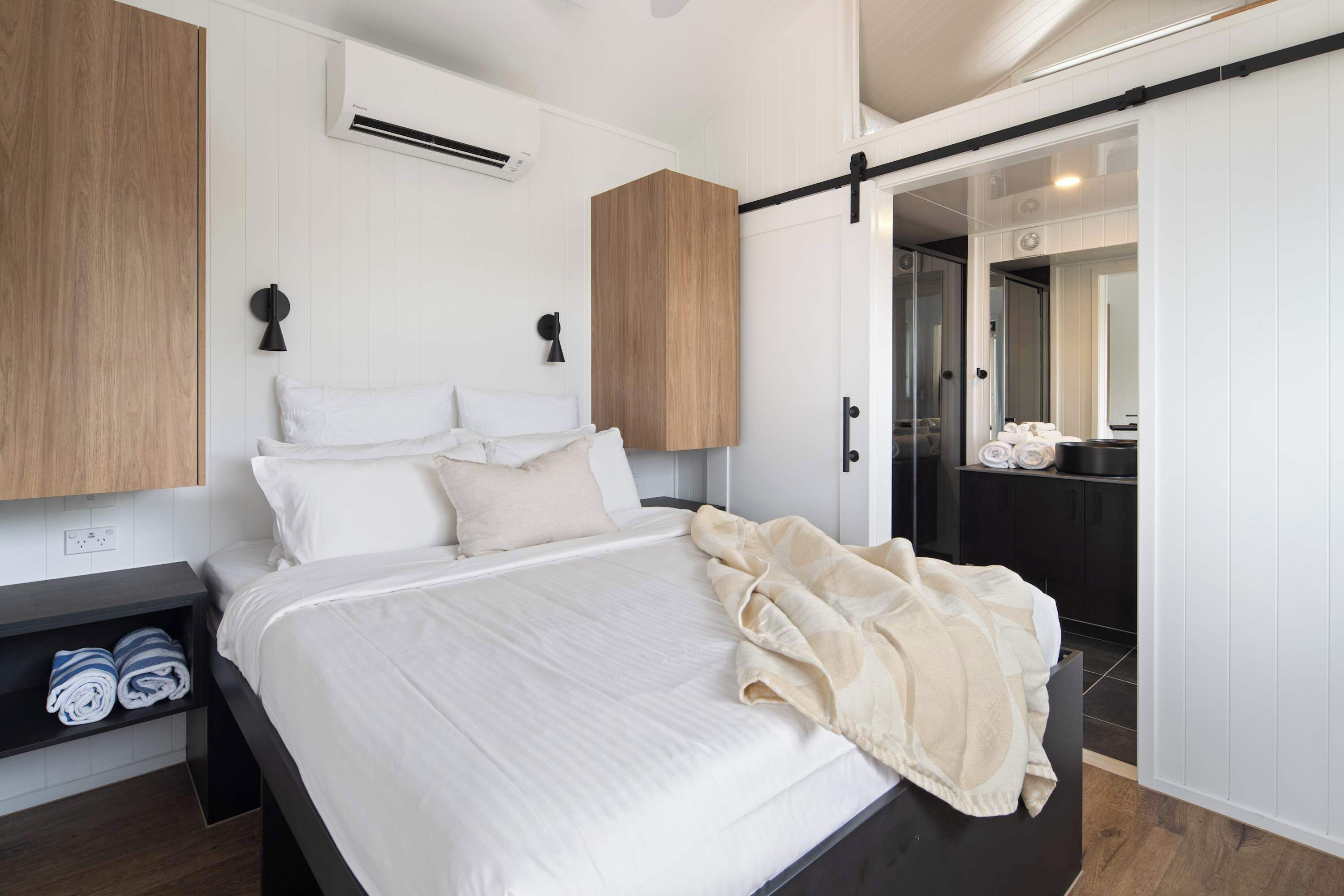 Fer et planche à repasser, lit parapluie, Wi-Fi, draps fournis