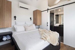 Fer et planche à repasser, lit parapluie, Wi-Fi, draps fournis