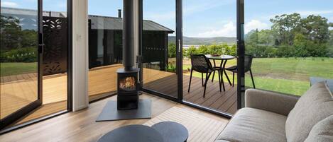 Televisie en een open haard