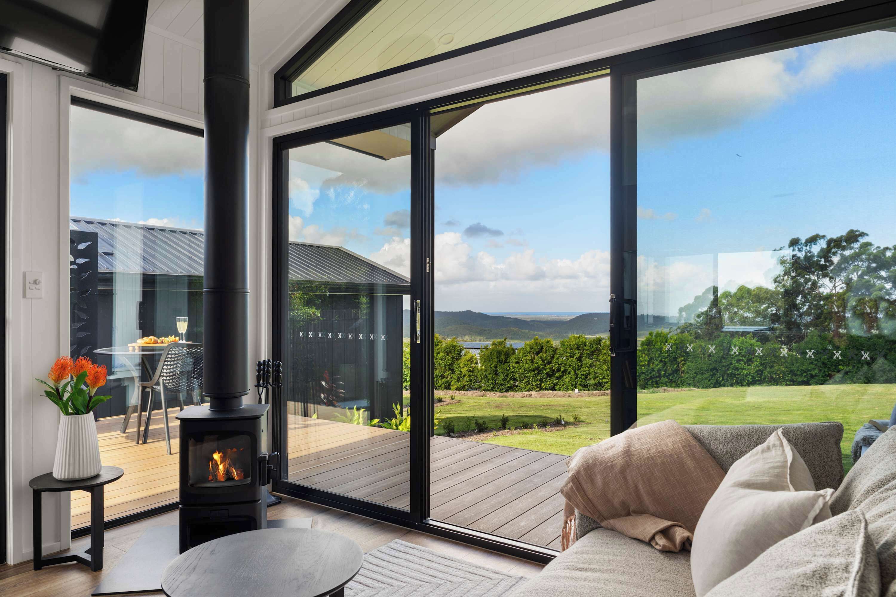 Una televisión, una chimenea