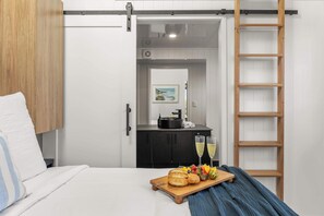 Iron/ironing board, travel crib, WiFi, bed sheets - Luxe Villa - Ocean Views, 20mins to Coolum Beach (Hinterland Region)