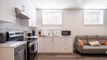 Coffee/tea maker, fridge, microwave, oven