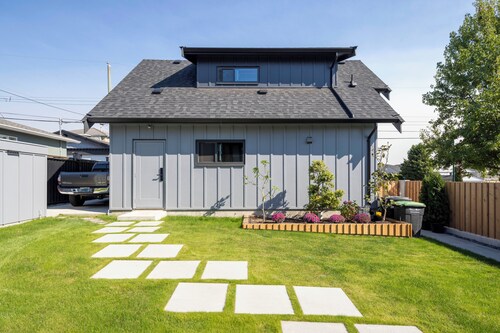 Delightful 2-bedroom condo in vibrant Vancouver neighborhood