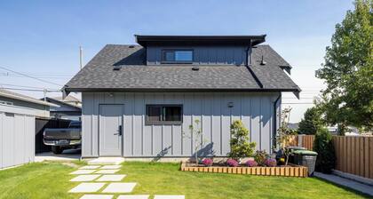 Delightful 2-bedroom condo in vibrant Vancouver neighborhood