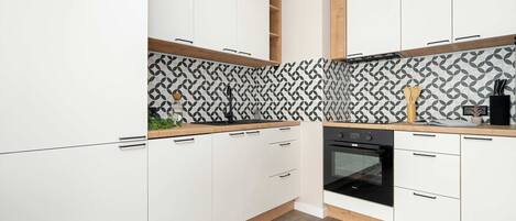 Fridge, oven, stovetop, dishwasher