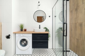 Shower, hair dryer, towels, shampoo - Sunny Apartment | Terrace | Parking | Close to Airport (Poznań)
