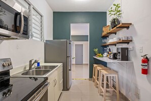 Fridge, microwave, oven, stovetop - Ocean Park 3BD/2BA/Pool/Walk to beach @Portocafe (San Juan)