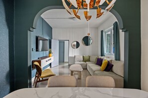 TV, ping pong - Ocean Park 3BD/2BA/Pool/Walk to beach @Portocafe (San Juan)