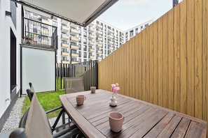 Outdoor dining - Comfortable Apartment with Terrace | Private Parking (Wrocław)
