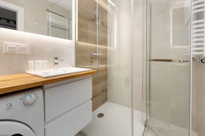 Shower, hair dryer, towels, shampoo - Comfortable Apartment with Terrace | Private Parking (Wrocław)