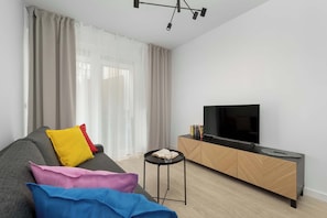 TV - Comfortable Apartment with Terrace | Private Parking (Wrocław)