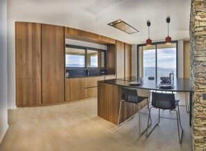 Køleskab, mikrobølgeovn, kogeplade, opvaskemaskine