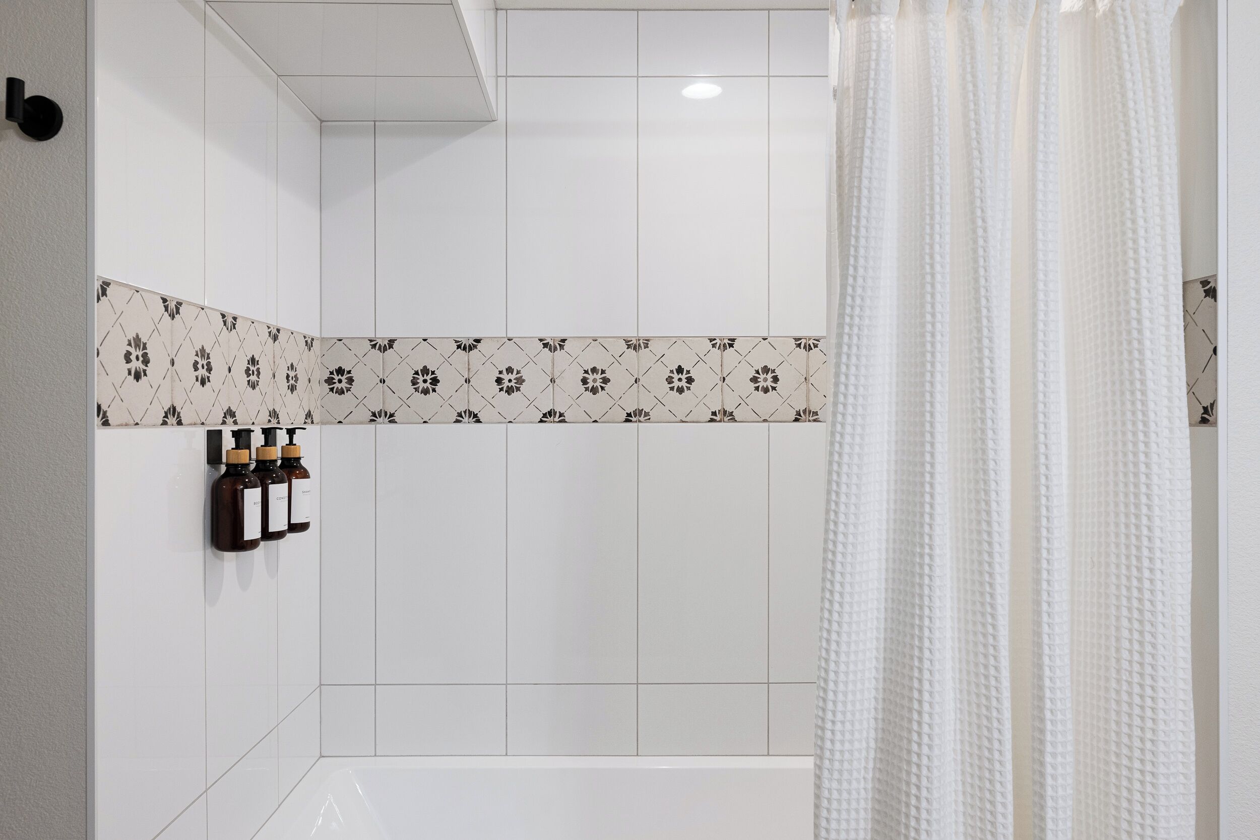 Douche, sèche-cheveux, serviettes fournies, savon