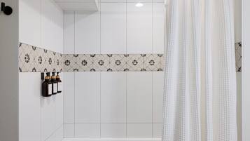 Douche, sèche-cheveux, serviettes fournies, savon