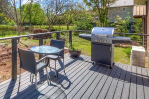 Outdoor dining - Bright at Home - perfect location! (Alpine)