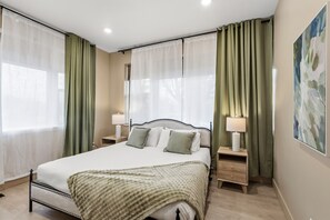 Tabla de planchar con plancha, wifi gratis y ropa de cama 