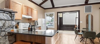 Historic Peach St Grand Suite | Sleeps 18