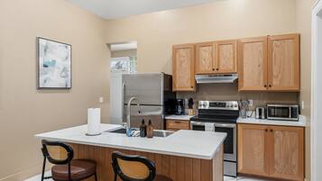 Køleskab, mikrobølgeovn, ovn, kogeplade