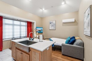 1 habitación, tabla de planchar con plancha, wifi gratis y ropa de cama 