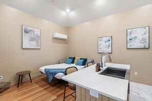 1 habitación, tabla de planchar con plancha, wifi gratis y ropa de cama 