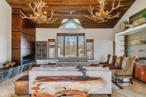 Living area - Luxurious 19K Sqft Ranch Estate• Perfect for Groups, Events & Corporate Retreats (Foxfield)