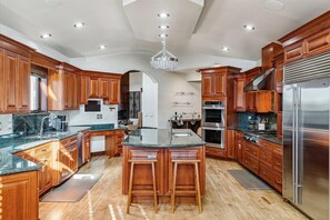 Private kitchen - Luxurious 19K Sqft Ranch Estate• Perfect for Groups, Events & Corporate Retreats (Foxfield)