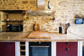 Fridge, microwave, oven, stovetop - Authentic Country House with pool near Uzes (Saint-Laurent-la-Vernède)