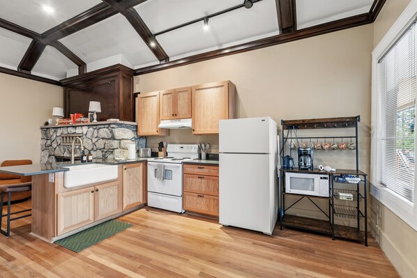 ثلاجة، ميكروويف، فرن، موقد طهي مسطح