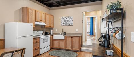 Køleskab, ovn, kogeplade, kaffe-/temaskine