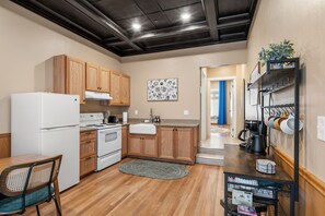 Fridge, oven, stovetop, coffee/tea maker - Cobalt Suite at Peach St Inn (Medford)