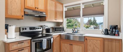 Kylskåp, mikrovågsugn, ugn och spishäll