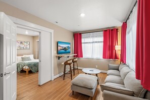 Free WiFi, bed sheets - Raspberry Suite | Sleeps 4 + 2 Beds (Medford)