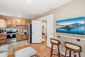 Fridge, microwave, oven, stovetop - Raspberry Suite | Sleeps 4 + 2 Beds (Medford)