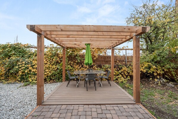Outdoor dining - Raspberry Suite | Sleeps 4 + 2 Beds (Medford)