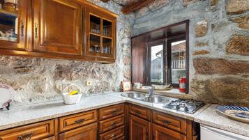 Basic Cottage, Non Smoking | Private kitchen