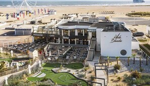 Un hôtel situé sur la côte, doté d’un restaurant, d’un café et d’un parcours de golf.