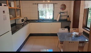 Microwave, oven, coffee/tea maker, electric kettle - Torres del Bosque Cabins (Pucon)