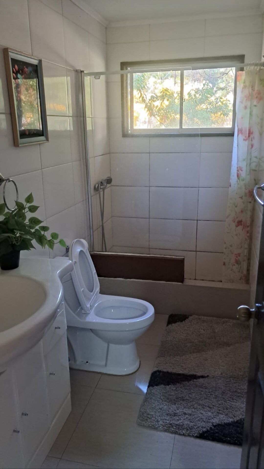 Een douche, een haardroger, handdoeken, zeep