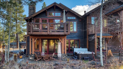 Truckee Escape w/ Hot Tub, Minutes to Skiing, Dining & Trails Valmont Lodge by Lake Tahoe