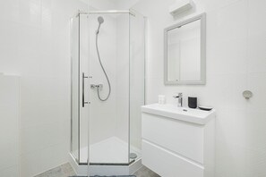Dusche, Haartrockner, Handtücher, Shampoo