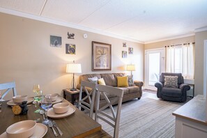 Smart TV, fireplace - 10 Minutes Walk To Anakeesta, 2BR/2BA, Sleeps 6, Elevator on Premises (Gatlinburg)