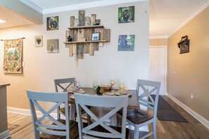 Dining - 10 Minutes Walk To Anakeesta, 2BR/2BA, Sleeps 6, Elevator on Premises (Gatlinburg)
