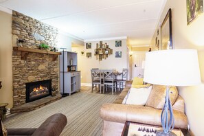 Smart TV, fireplace - 10 Minutes Walk To Anakeesta, 2BR/2BA, Sleeps 6, Elevator on Premises (Gatlinburg)