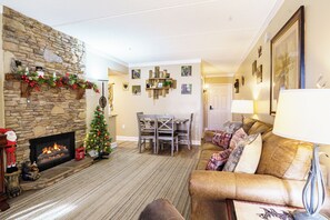 Smart TV, fireplace - 10 Minutes Walk To Anakeesta, 2BR/2BA, Sleeps 6, Elevator on Premises (Gatlinburg)