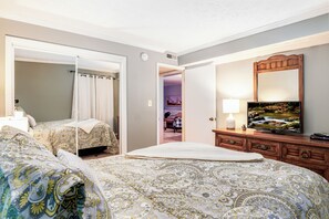 Iron/ironing board, free WiFi, bed sheets - 15 Minute Walk To Downtown Gatlinburg - Cozy Condo, Sleeps 5 (Gatlinburg)