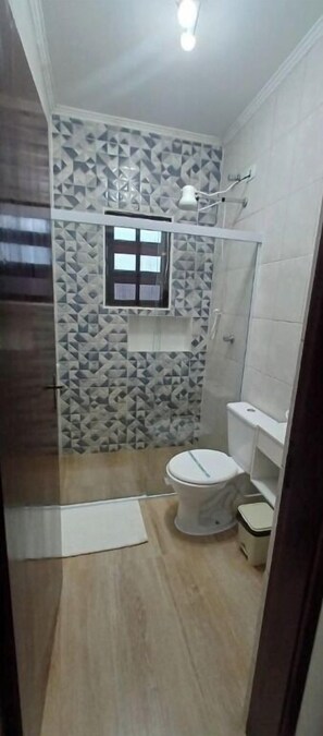 Regadera y papel de baño 