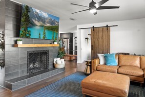 Älytelevisio, videopelejä, pöytäjalkapallopöytä, pöytätennispöytä