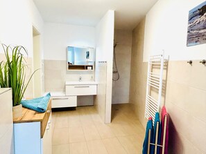 Shower, free toiletries, hair dryer, toilet paper - FeWo unweit Warnemünde Sobierajczyk In Markgrafenheide (Rostock)