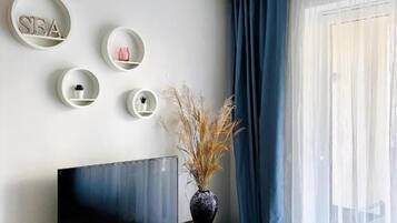 Televisie, een dvd-speler en een kantoor