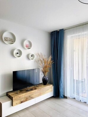 Télévision, lecteur de DVD, espaces bureaux